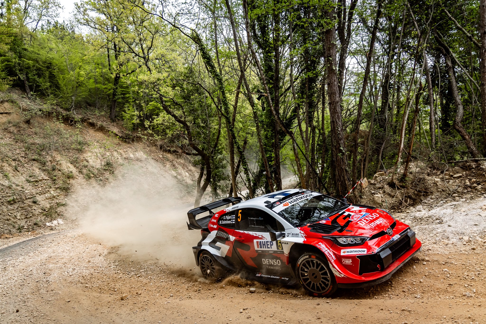 赛前：这是一场纯柏油比赛赛中：变成砾石赛段WRC