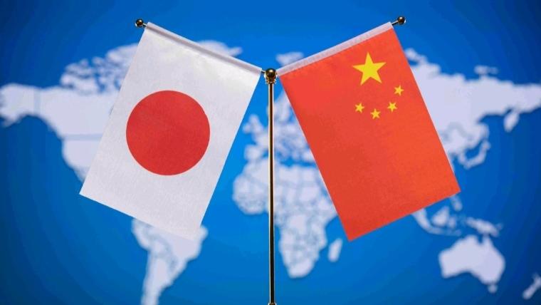日本与美国正在举行军演，日本还没有高兴几天，中俄的轰炸机编队就来了！中俄轰炸机还
