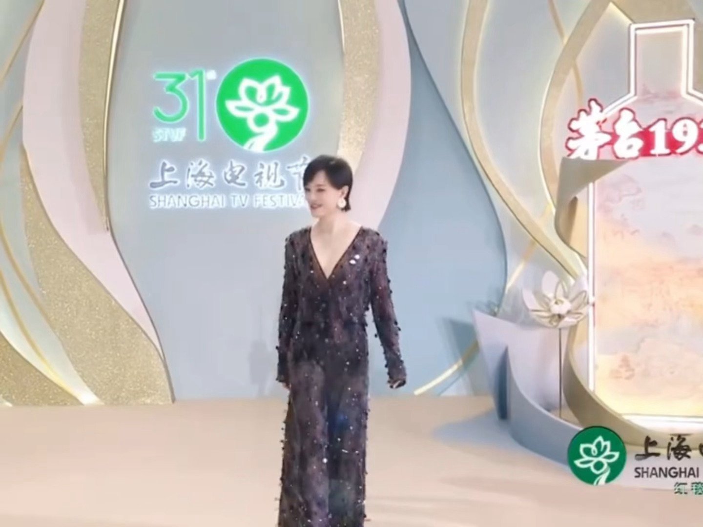 被孙俪的攻气呲到了孙俪走路这几步自带大女主气场buff，走路身姿挺拔大气，孙俪几