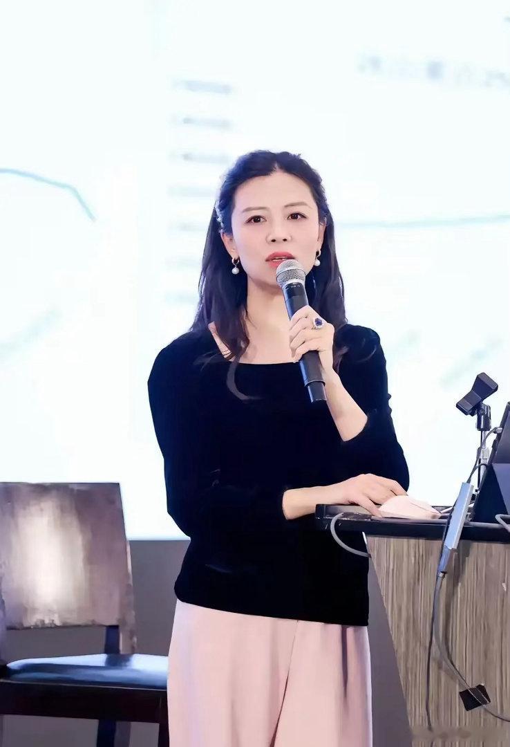基金女神李蓓最新发声，人工智能Ai第二波下跌还没开始，当前消费股遍地是黄金，特别