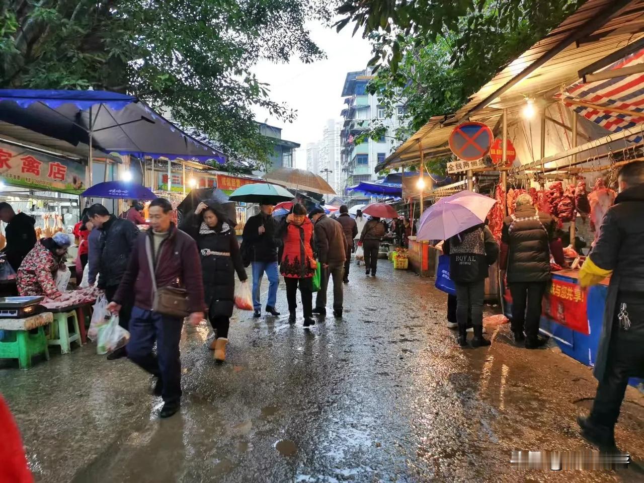 腊月二十六日，冬雨也无法阻挡买年货的热情，自流井郭家坳依旧是人从众模式！