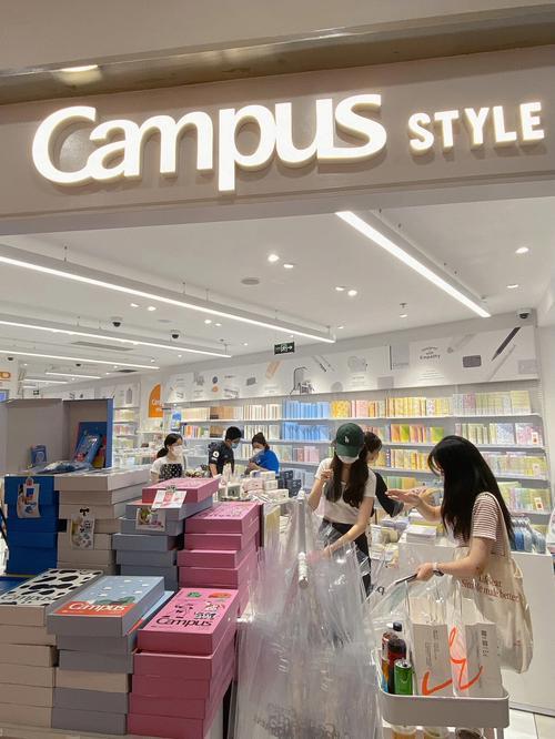 实体店确实有顽强的生命力，说到底还是因为有需求。就拿买衣服来说，很多人就喜欢在实