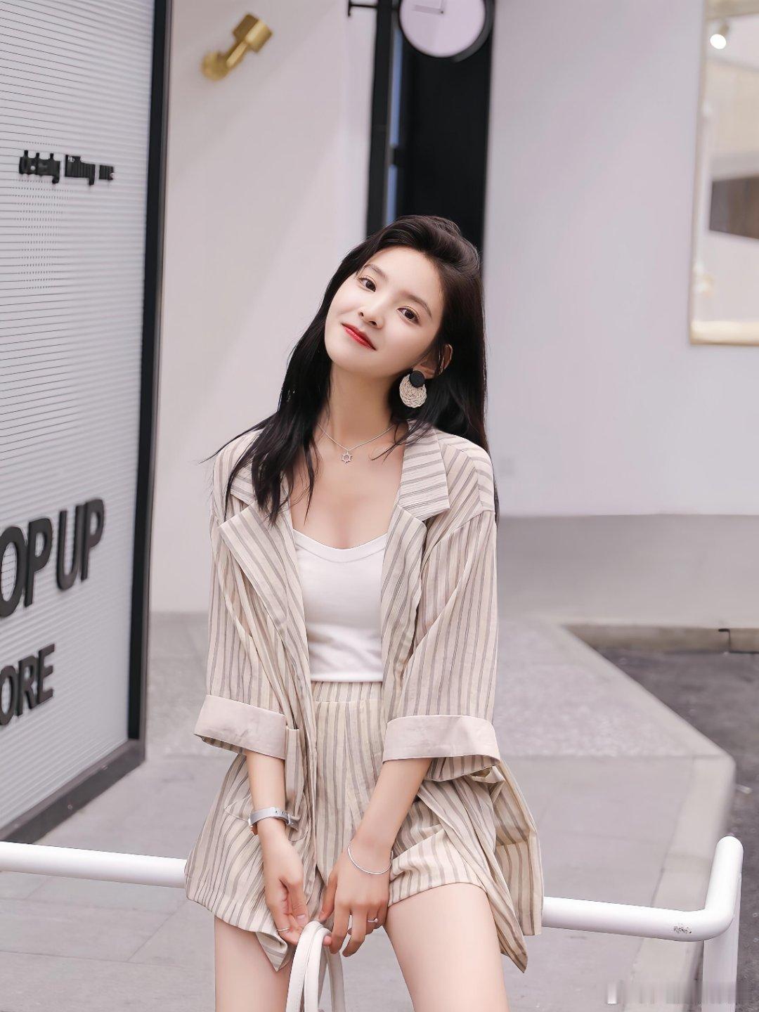 章若楠笑起来真好看，甜甜的，初恋脸的感觉，求美女姐姐多拍戏，造福我们广大颜狗！ 