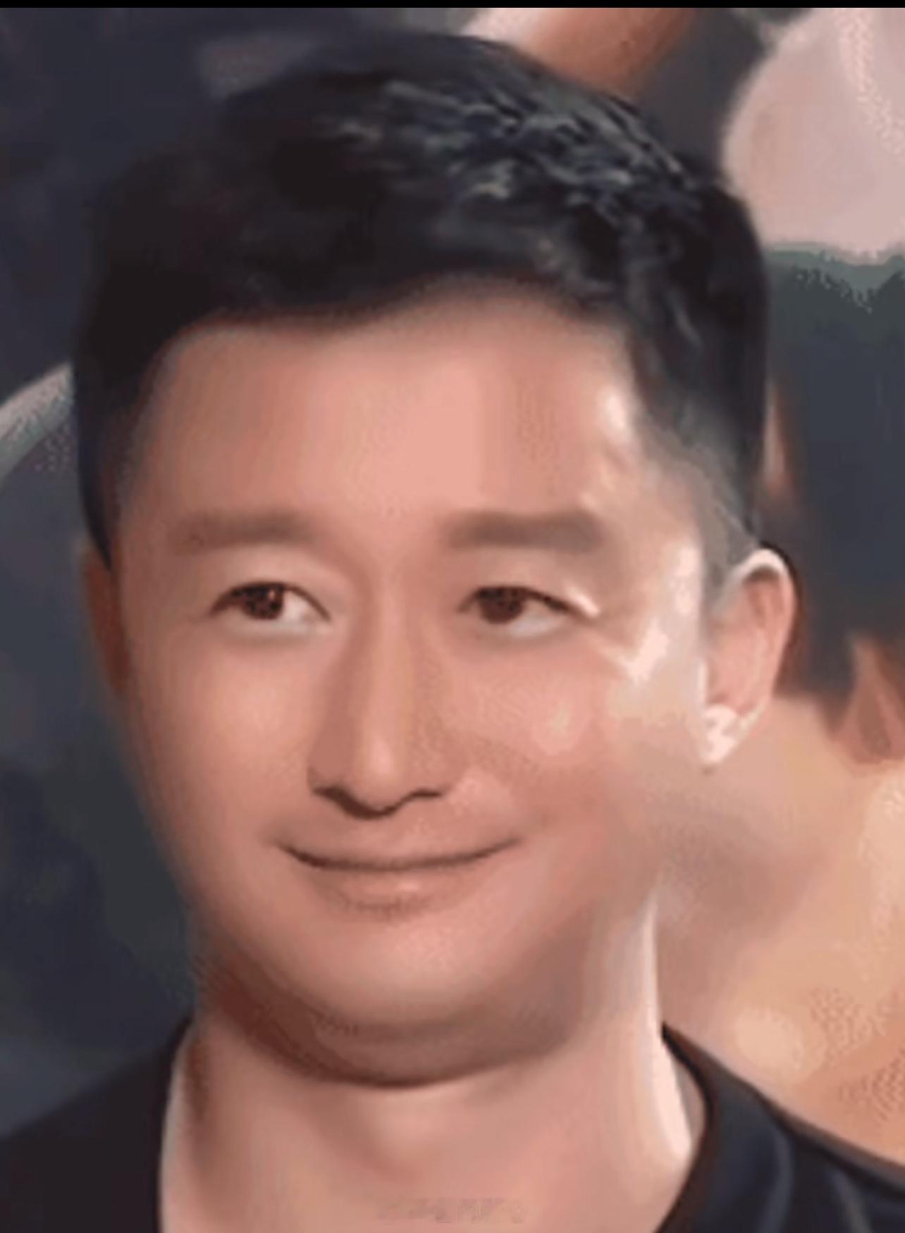 吴京的梗和邓超的梗一个是嘲，一个是搞笑看似是莫名其妙的出现，实则是背后的营销推力