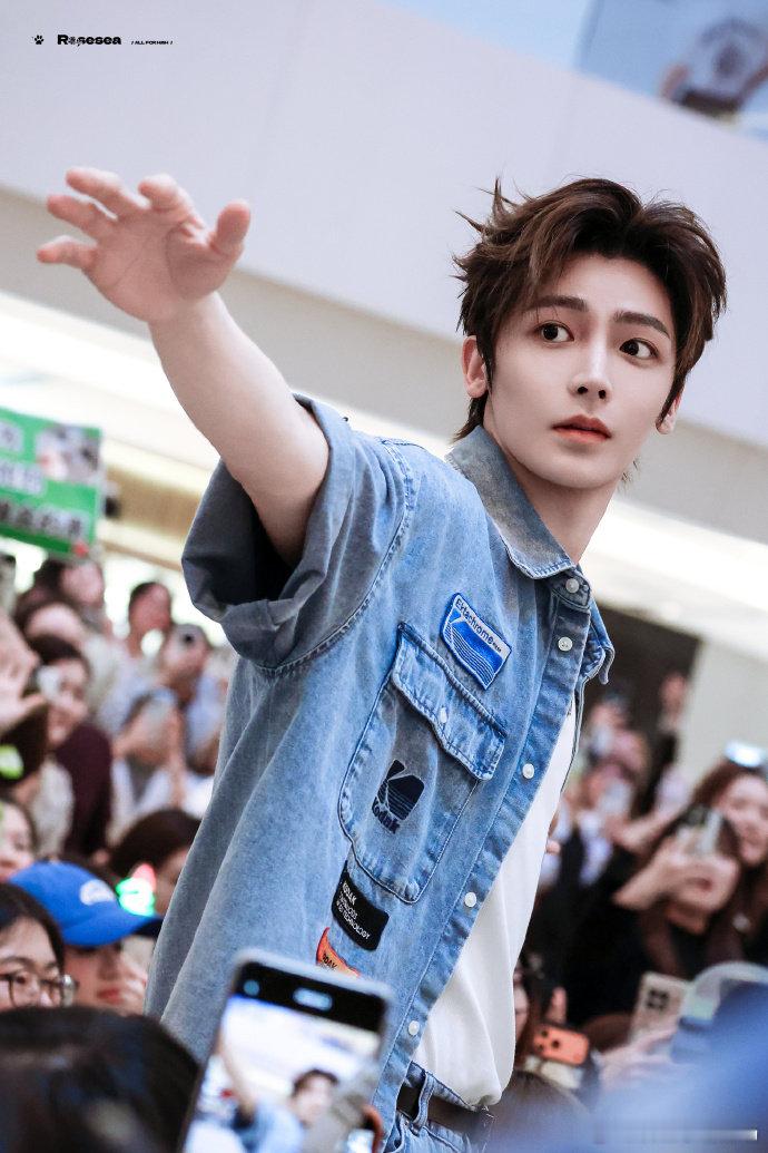 侯明昊男粉女粉各喊各的侯明昊能同时打动男生和女生，颜值气质双双在线，难怪走到哪里