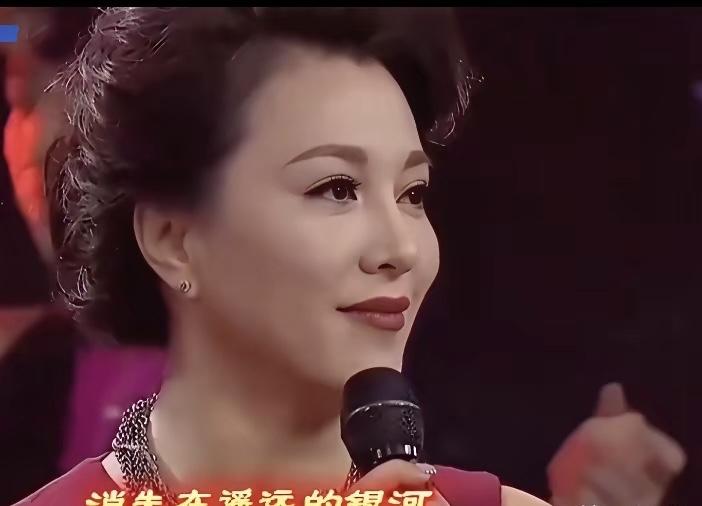 这是一位比董卿有气质，颜值高的女主持人，她温婉大气，给人的第一感觉是特别美，端庄