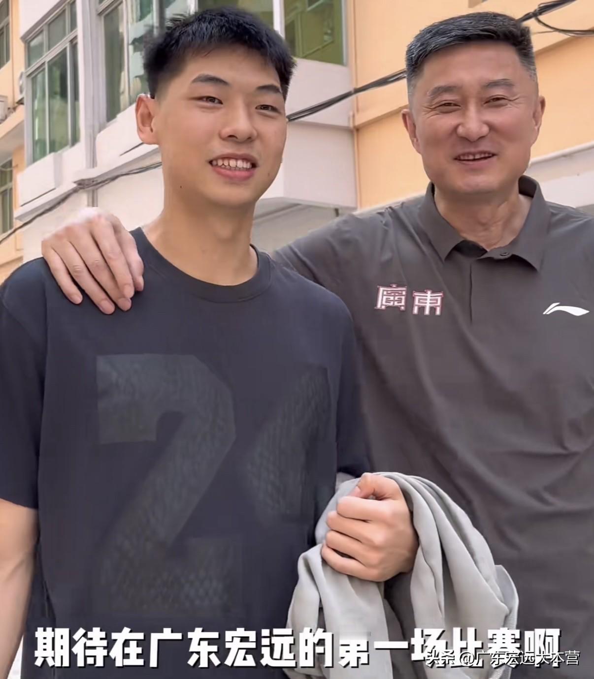 期待小崔在广东宏远的第一场比赛啊！23岁，我们可以用很多年的锋线！今晚加油呀，慢