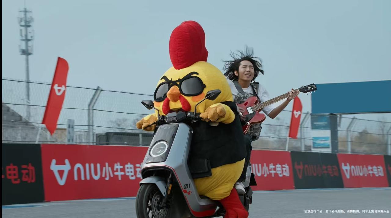 太好了，这次打不过也有救了！妈妈！我要和鸡哥一起上赛道。小牛电动正式登陆和平精英