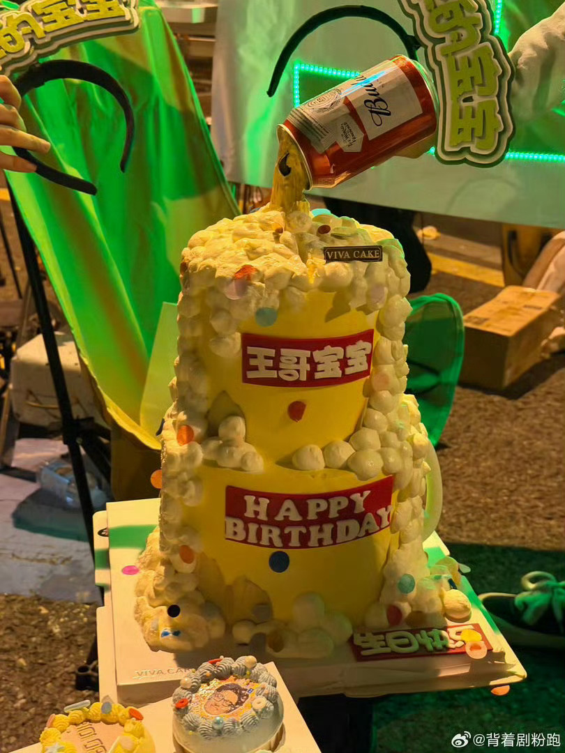 王传君给粉丝送蛋糕披荆斩棘公演舞台王传君好宠粉啊！粉丝们看完表演还有蛋糕吃，好幸