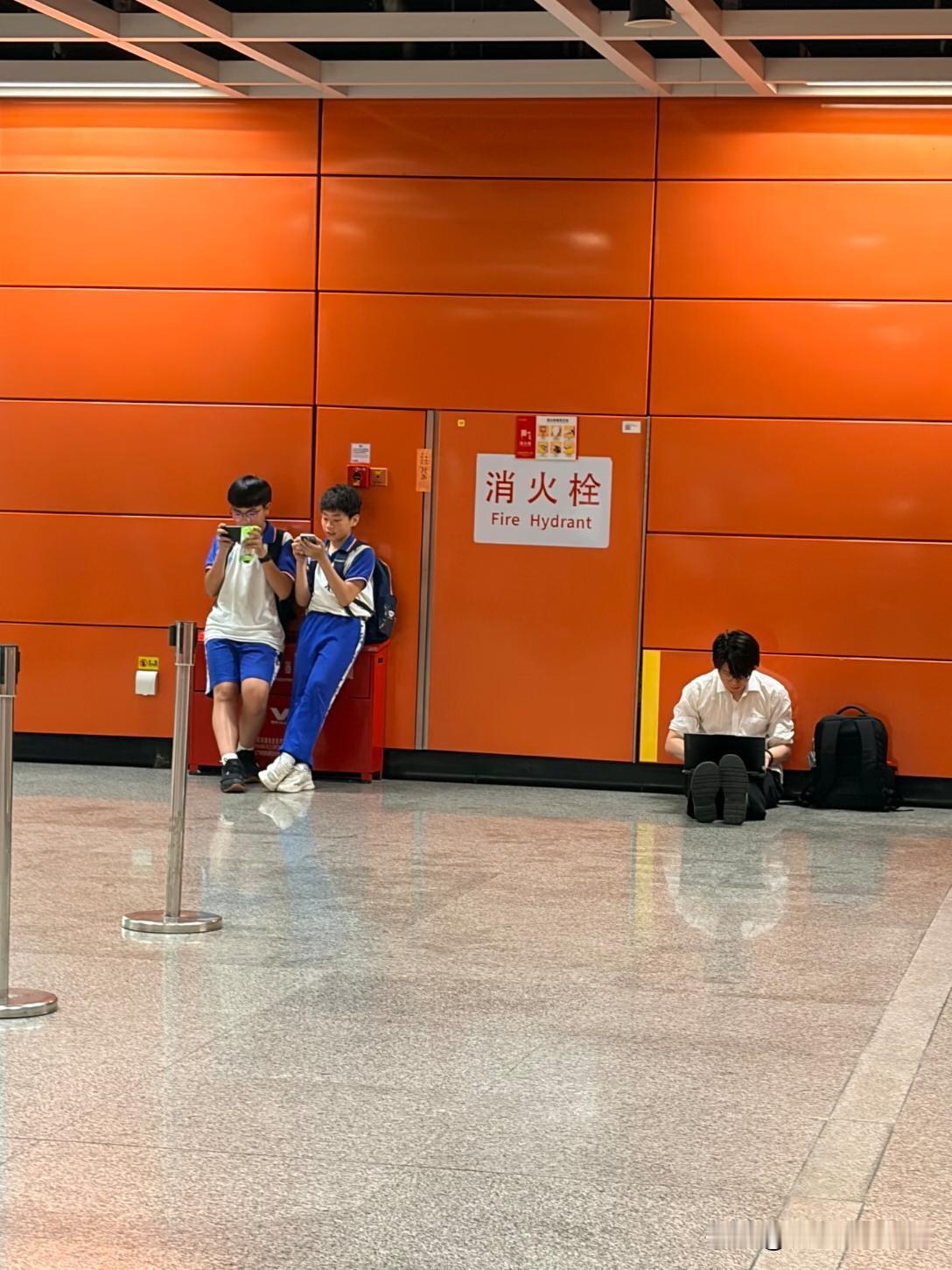 地铁里的两个世界：我终于爱上了不用讨好任何人的现在
 
地铁里同一面橙色墙下，是