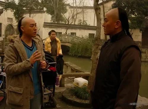 张颂文曾和郑伊健合作过，大家知道是哪部电视剧吗？[灵光一闪]哥俩这是在切磋武功，