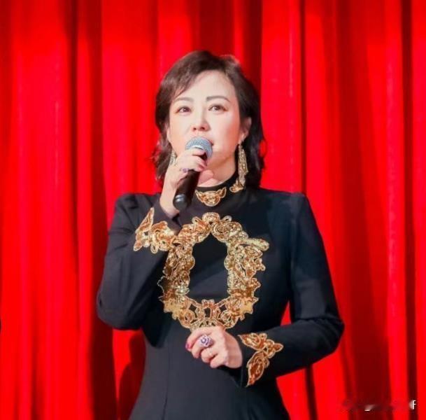 白菜价啊！郝蕾表演课收费一节300块，这比很多健身房私教还便宜，而且看吴谨言就知