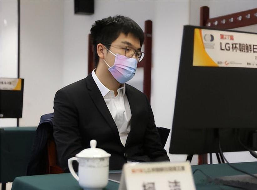 柯洁输了，但过程还可以接受。

下至中盘时，柯洁已经被申真諝摁在地上了，接下来小