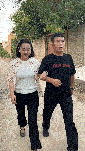 撞在车上赖没戴眼镜，一戴上眼镜又撞了美女。
哎，多事之秋，喝口凉水都塞牙。
好歹