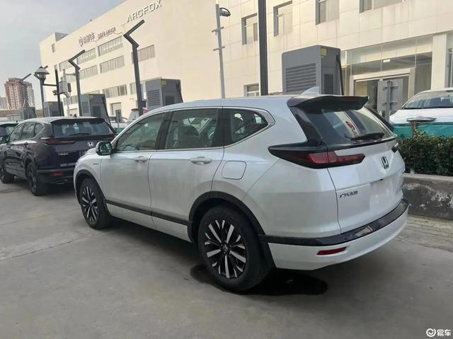 【车主：虽然被好多车友形容为“西装都市SUV”，但这车有点下宽上窄，侧面稍臃肿，