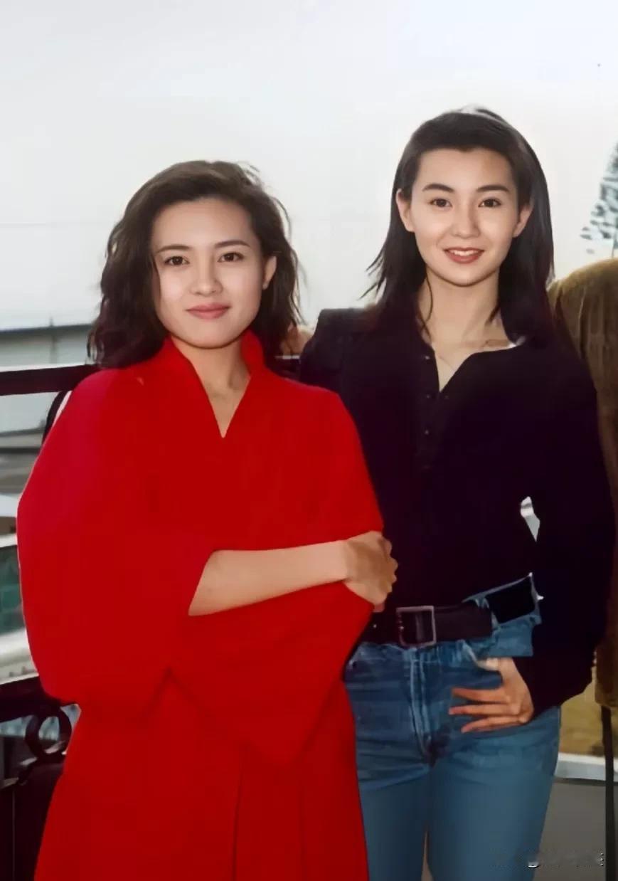 李丽珍VS张曼玉
一个艳丽夺目，一个典雅从容，经典美人，不会随着时间而褪色，不论