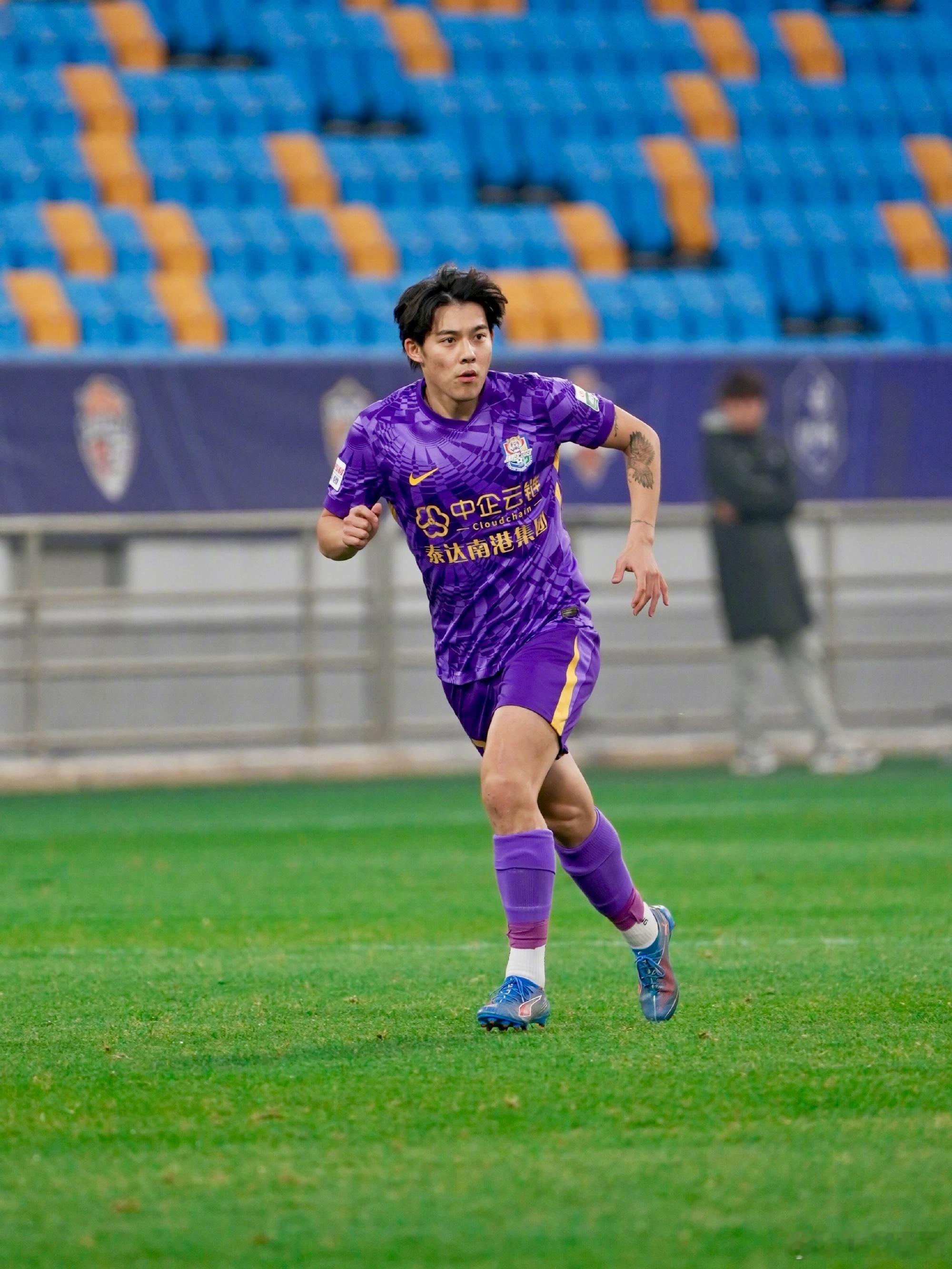 李嗣镕今天在卧虎对国安的比赛中上场了，看见他穿球衣踏上球场不容易月初客场对山东，