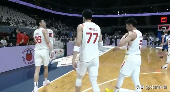 中国男篮半场50-51落后中国台北男篮。中国男篮12人轮换，进攻打的不错，场面挺