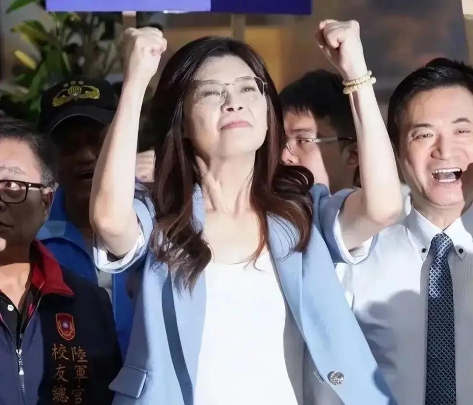 盘点一下郑丽文最近在两岸关系上抛出的一系列奇谈怪论：一、两岸统一要尊重2300万