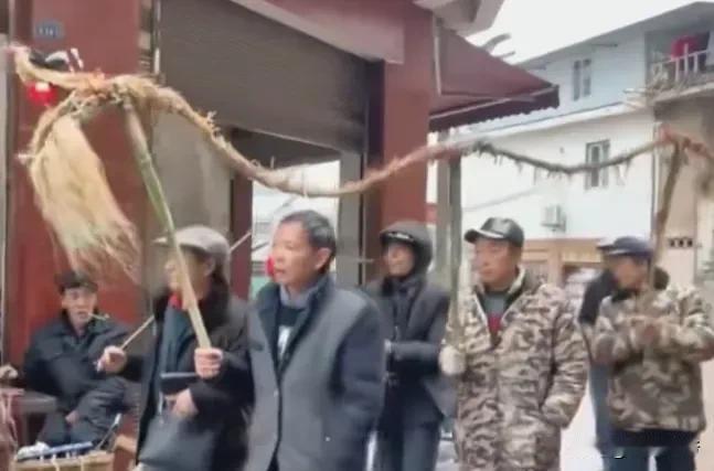 几位大哥，这草龙是不是有点太敷衍了？好歹把龙头做大一点呀[笑哭][笑哭][笑哭]