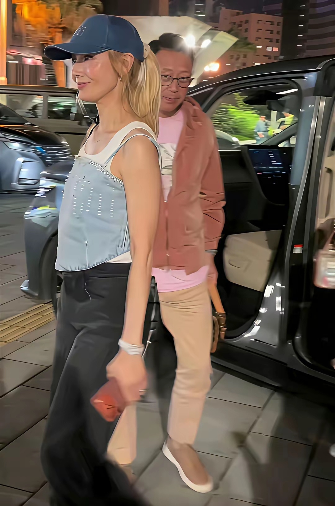 富不过李嘉诚，美不过李嘉欣，路人抓拍生图状态依旧能打！ ​​​