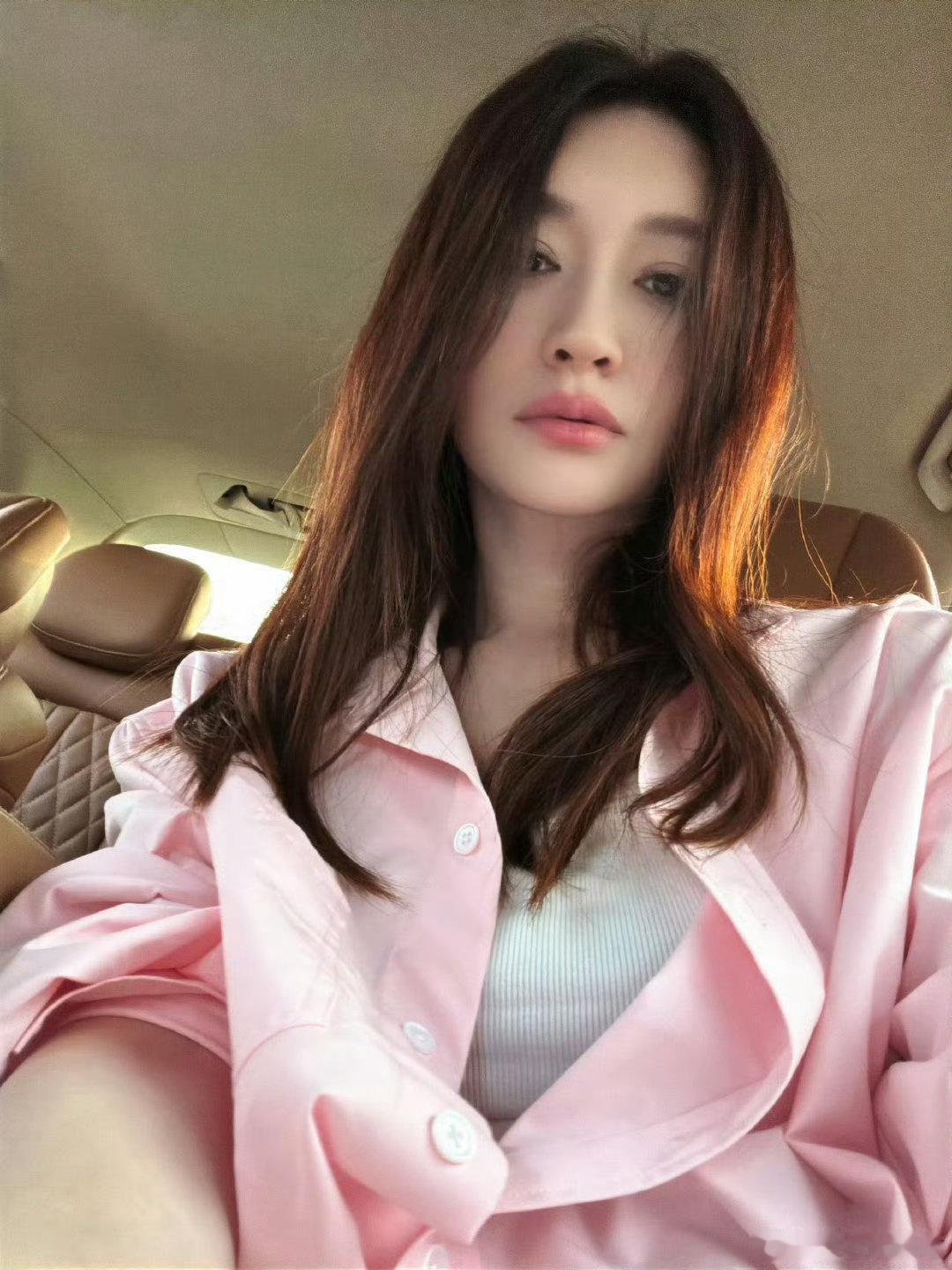 孙怡说李小冉的脸总是让人忘记她50岁了不想睡的星期五看完片段狠狠认同孙怡，李小冉