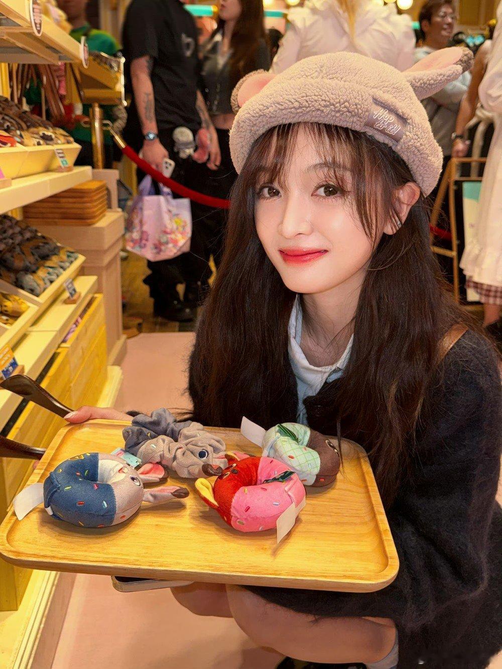 吴宣仪入驻10周年纪念日好耶，今天是吴宣仪微博账号入驻10周年纪念日，要随礼直播