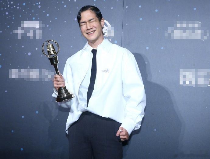 薛仕凌曾说自己免兵役 今年 5 月 “闪兵” 议题引发广泛讨论时，薛仕凌曾接受媒