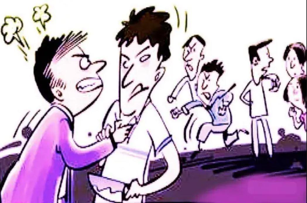 你要是主张遇事就报警，不能自己动手反击，那保安夹你腿了，你应该报警，而不是去踢人