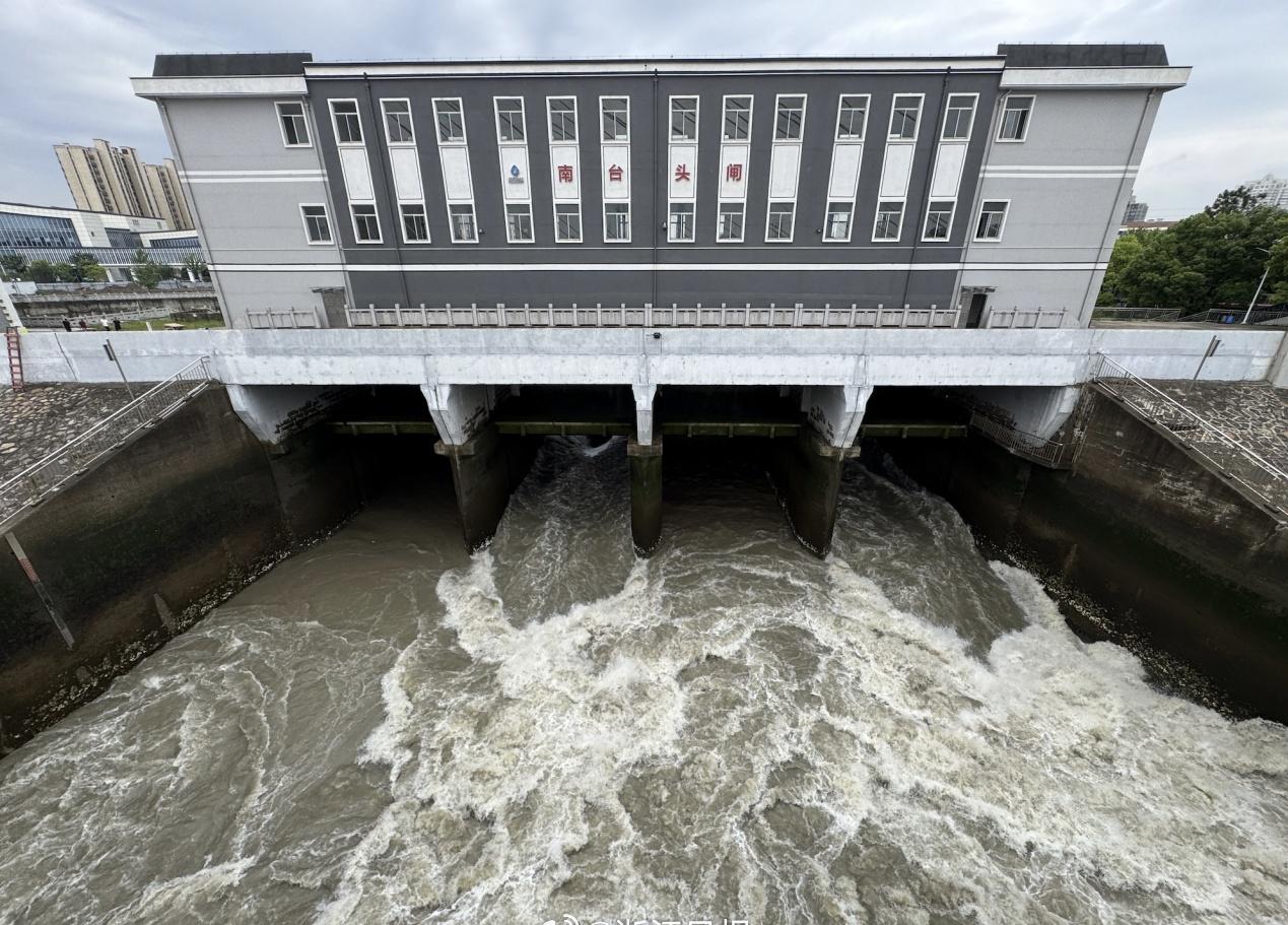 【钱塘江多站点迎来今年首个洪峰】连日来，强降雨接连袭击浙江多地，杭州、衢州、湖州