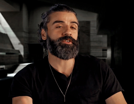 #OscarIsaac[超话]# 《沙丘》片场访谈中的奥爹，公爵的蓄须造型[爱你