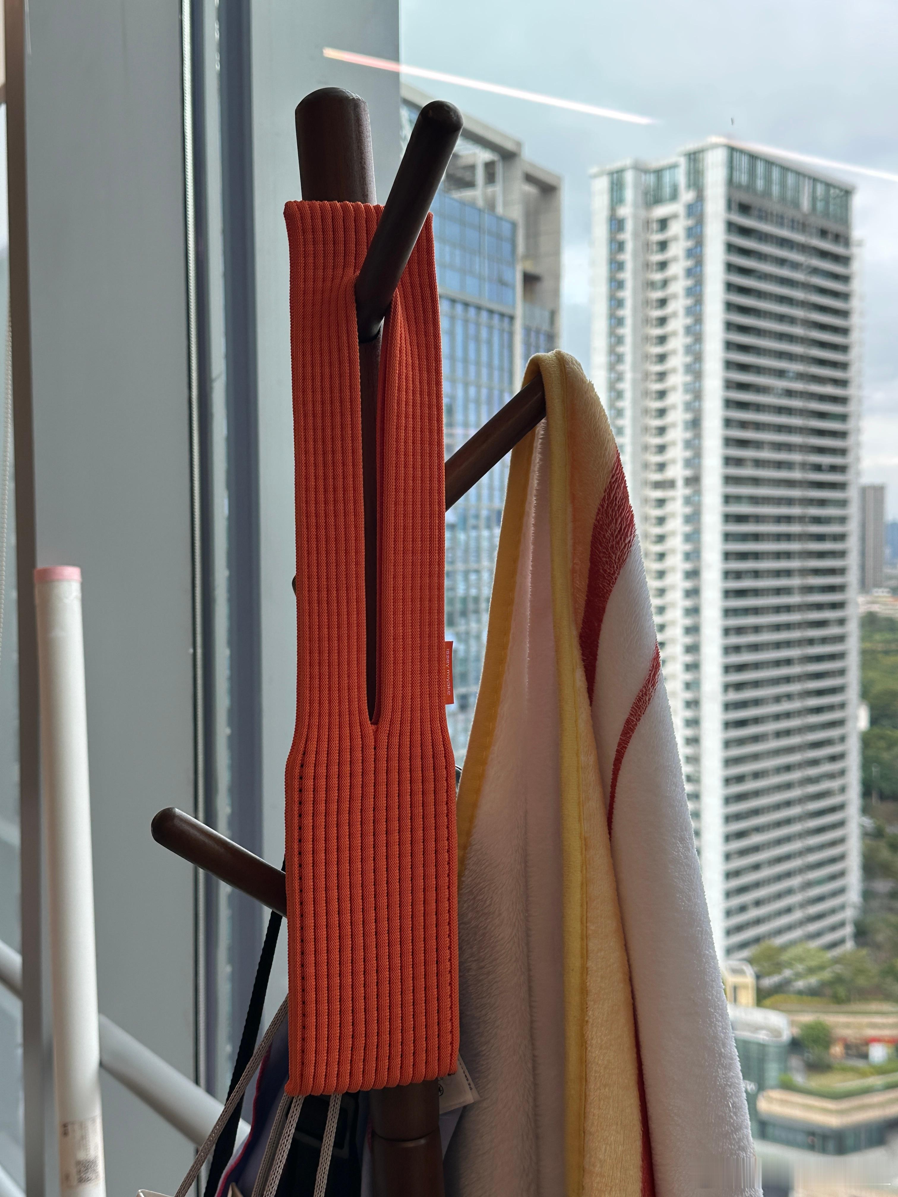 iPhone Pocket 身边还真有人买，我说看着咋这么眼熟，一问原来是买了杰