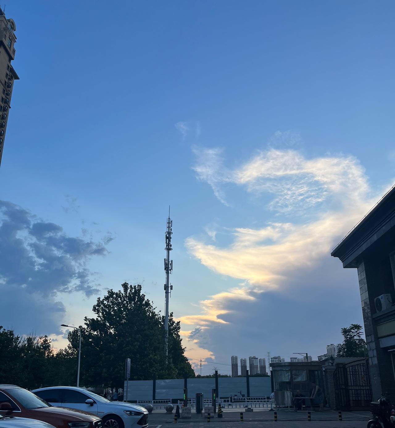 夏日7点多，在美丽天空照耀下，人们显得格外安静、舒适、惬意，天慢慢有白天转入黑夜