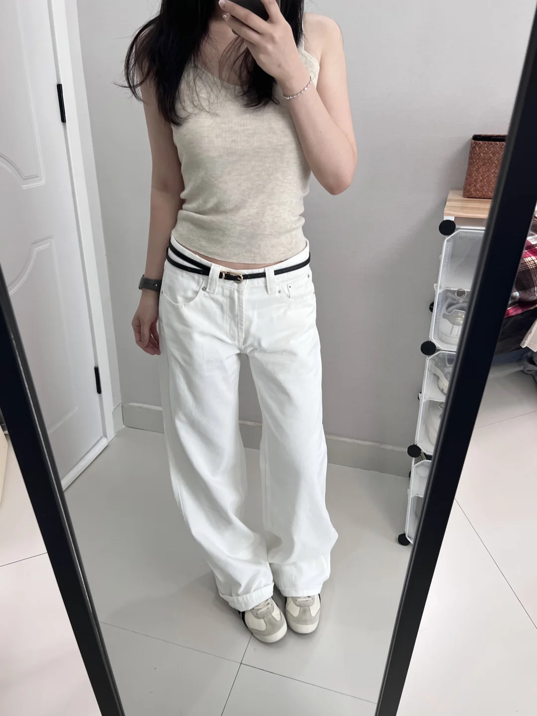 白色低腰牛仔裤