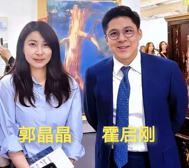 来看三对体坛冠军夫妻，郭晶晶、陈艳青、杨威。
郭晶晶赛场光芒万丈，婚后低调顾家，