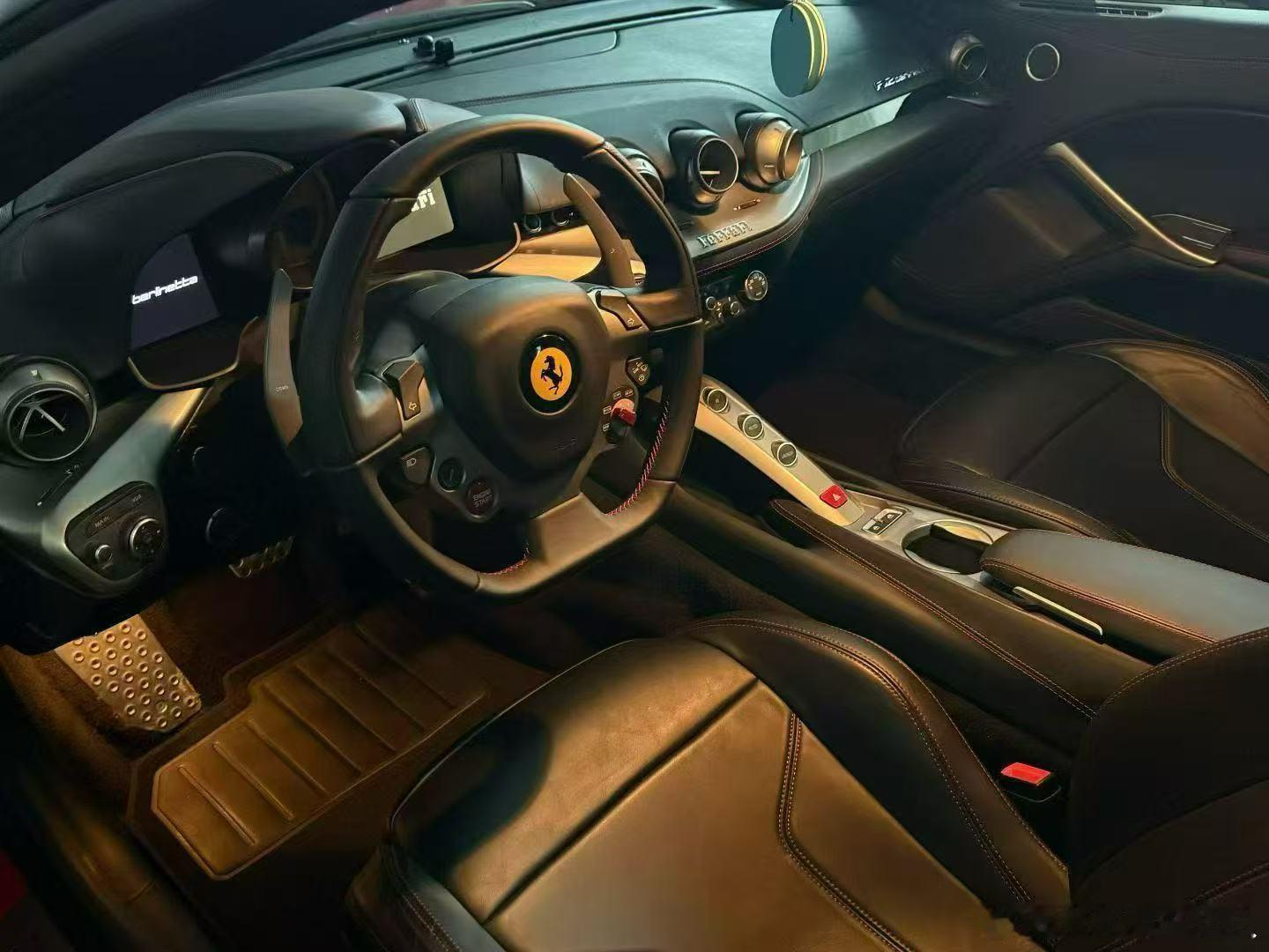 法拉利F12 V12自然吸气，取代了前置发动机的599系列。法拉利竭尽全力确保它