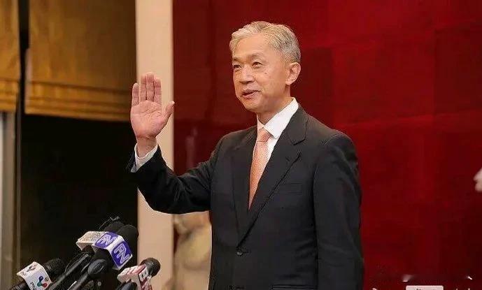 新任柬埔寨大使汪文斌已于7月5日晚抵达金边，尽管已是深夜，但还是引起很大的轰动。
