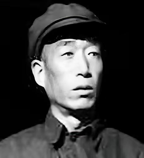 1941年，太行神枪手李殿冰掩护群众转移后，再回山上潜伏，看到山脚下行进的敌人队