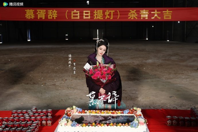 迪丽热巴贺思慕杀青捧花照  迪丽热巴感知世界感受温暖  迪丽热巴贺思慕杀青捧花照