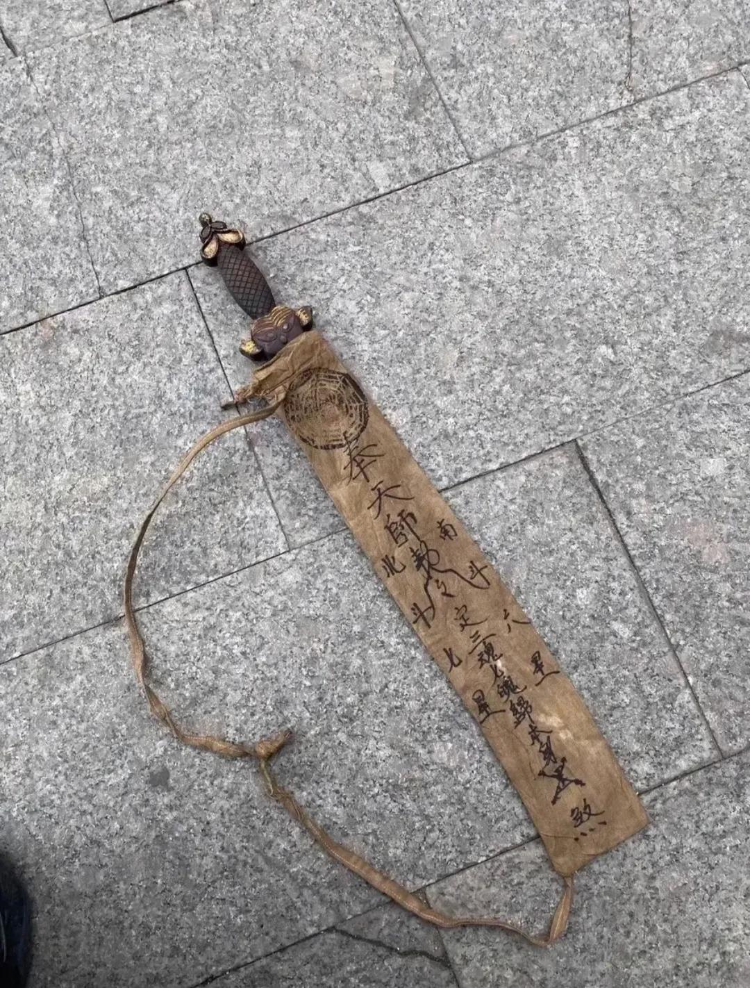 老房子里翻出来的！大家看看这是什么东西？价值如何？