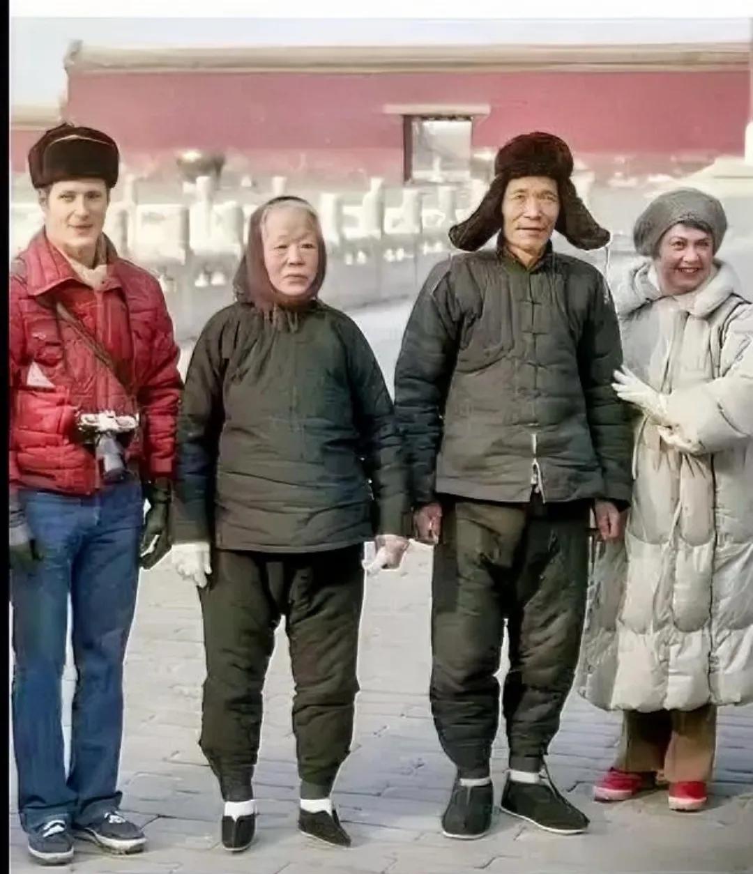 1981年，北京故宫，两位美国游客，意外与一对中国老年夫妇，留下了这一张合影，他