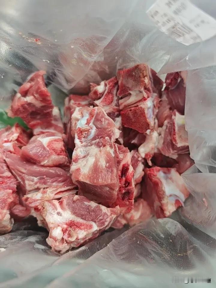 一个糖醋排骨让我犯了难，孩子今天要吃糖醋排骨，上网找教程，有的说要先拿凉水把血沫