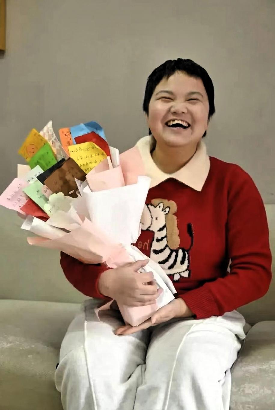 我专门去翻了翻胡心瑶的事。
翻完心里头堵得慌。
这姑娘才22岁，病拖了好几年，可