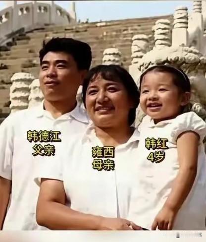 出生在艺术世家，母亲是唱歌的，父亲是说相声的，在音乐圈和曲艺圈都是左右逢源、有人