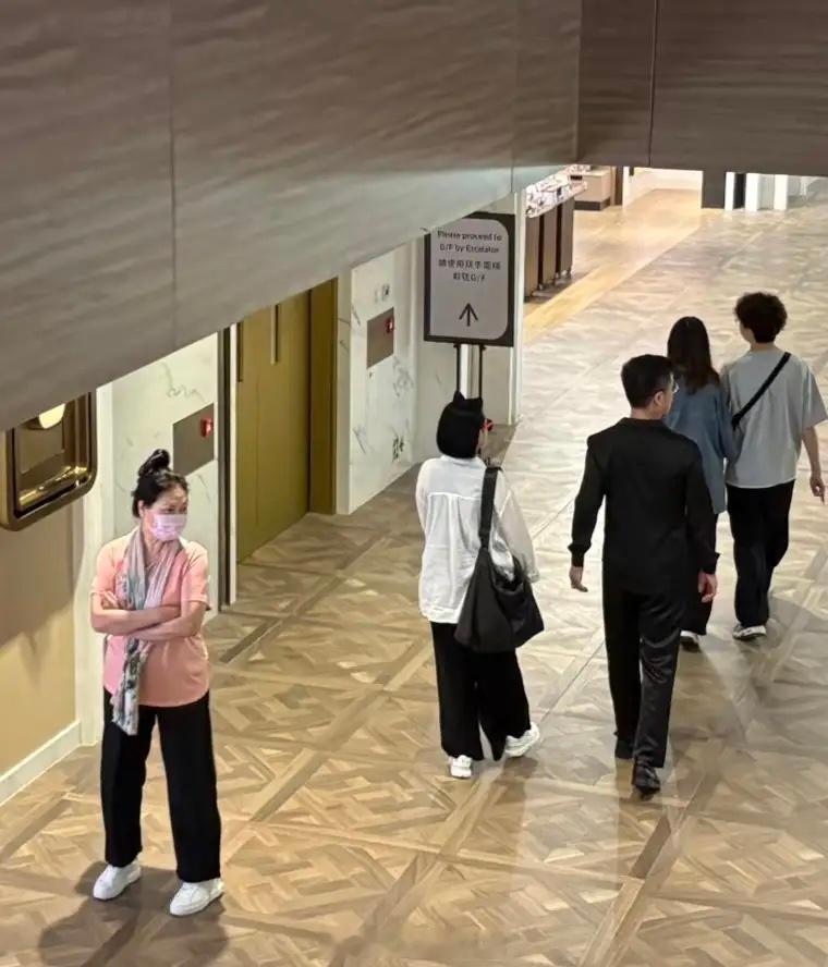 47岁小S和老公许雅钧、妈妈黄春梅现身香港旅游被偶遇，他们一家人在商场购物，小S