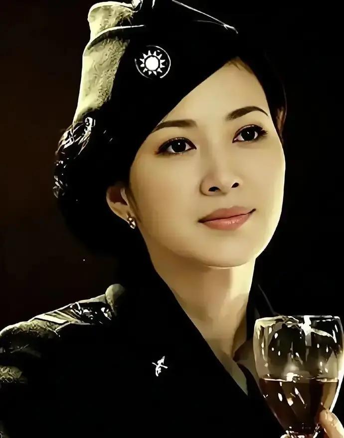 1935年，军统有个头号女特工向影心，跟日本军官跳舞，对方竟伸手摸她旗袍开衩，她
