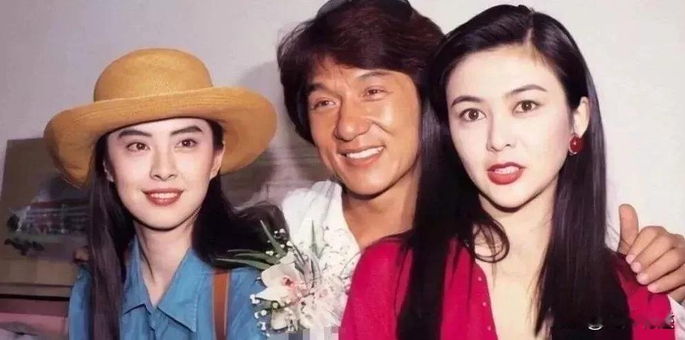 成龙大哥，艳福不浅，左拥右抱，香港最美的两个女人。
印象里，香港80年代最美的几