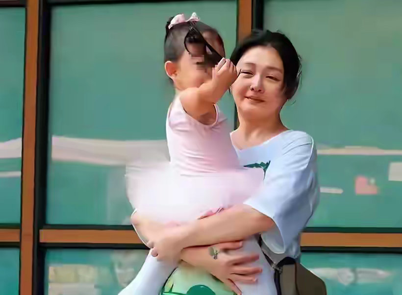 她就是觉得孩子小时候样子可爱，所以发出来分享，但是孩子大了、样子变化也大，就不想