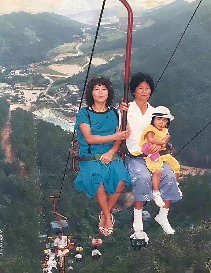 以前的人胆子怎么这么大？还抱着孩子。现在这种缆车应该很少了，不过也有优点，这种缆