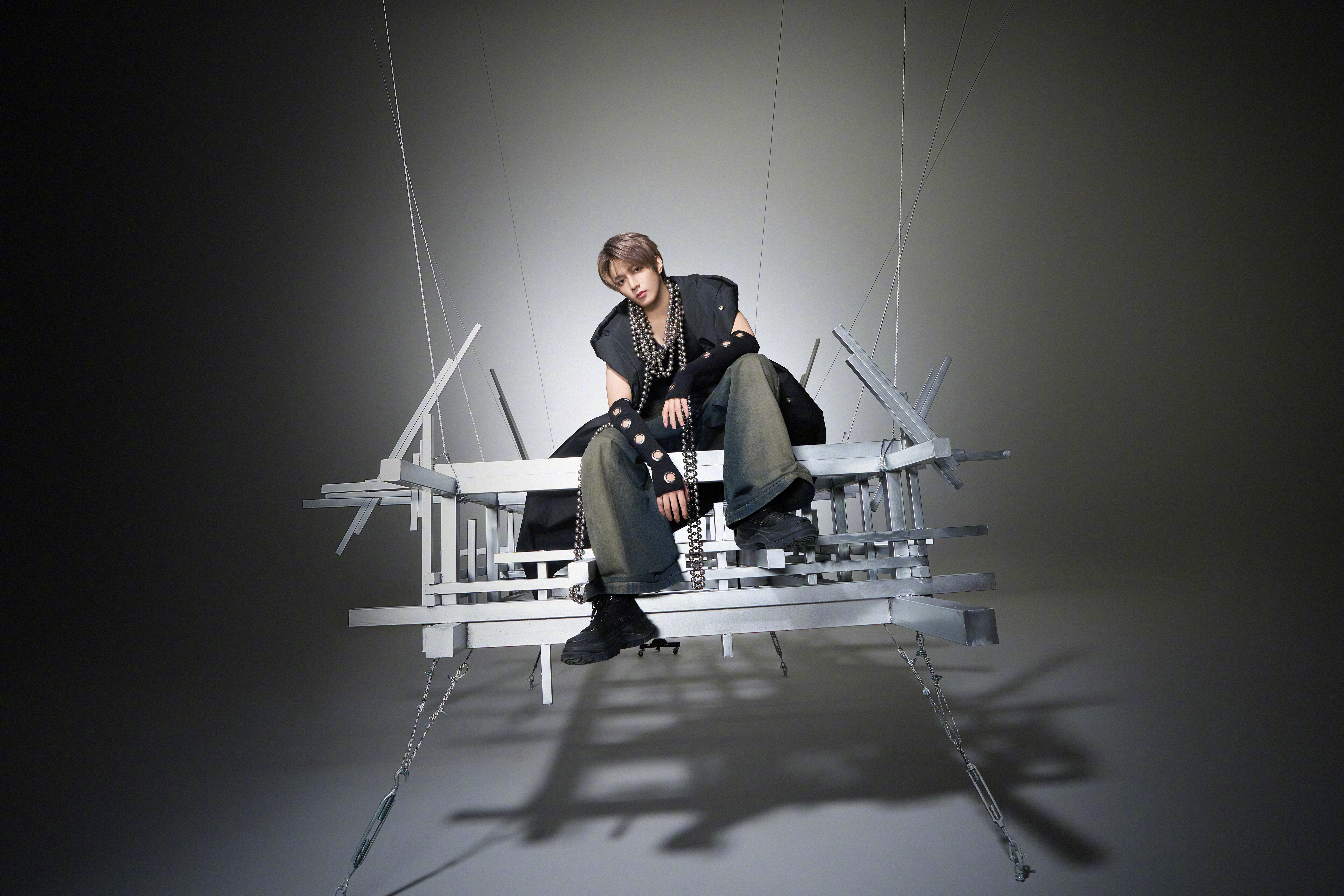 工业美学的时尚颠覆！刘耀文用新歌《SAUCE》视觉诠释 “结构美学”，用音乐的国